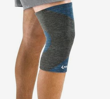 MUELLER 4-WAY STRETCH KNEE SUPPORT MEDIUM/LARGE