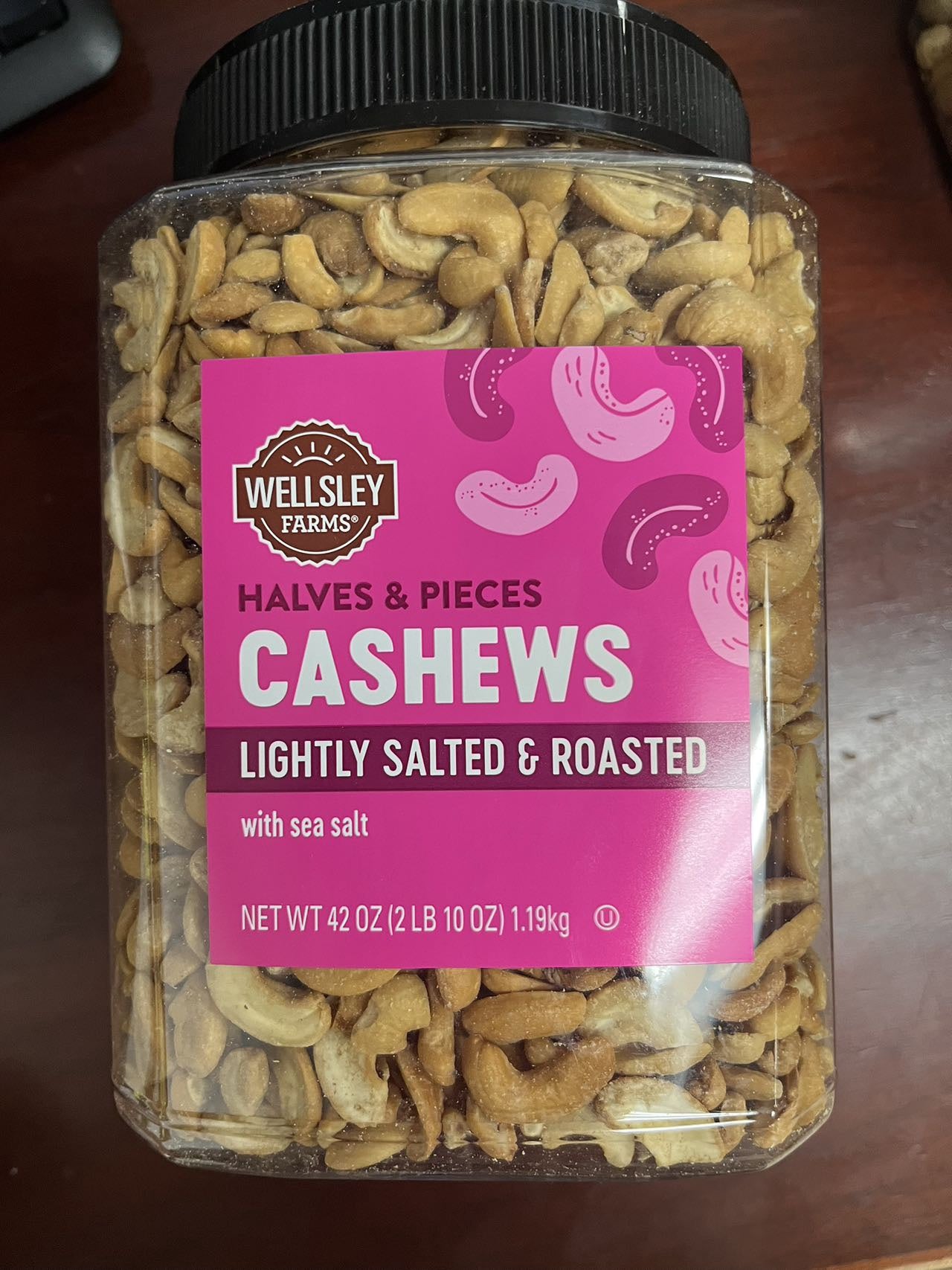 Wellsley Cashews lightly salted & roasted 42oz