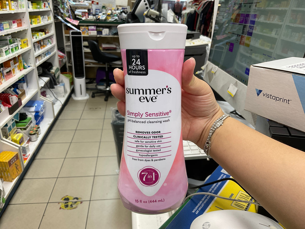 Summer’s Eve Simply Sensitive pH-balanced cleansing wash 7-in-1 - 15 fl oz (444ml)